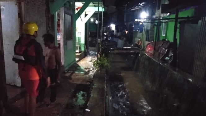 Tim SAR Gabungan melakukan pencarian korban terseret arus banjir.