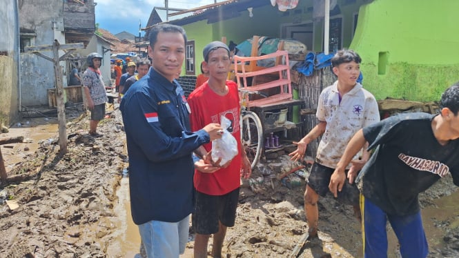 IWO Lampung memberikan bantuan ke korban banjir bandang.