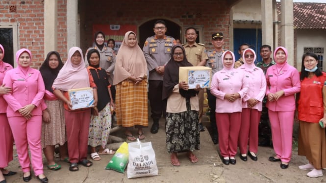 Kapolres Lampung Selatan dan Bhayangkari berikan bantuan.