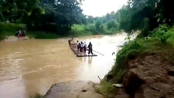 Pelajar di Pringsewu seberangi sungai dengan perahu rakit.