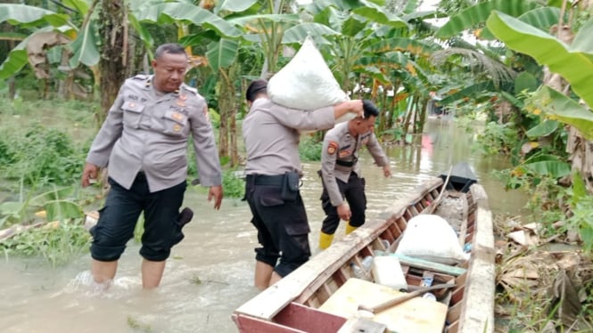 Polres Lampung Selatan mengevakuasi barang warga terdampak banjir