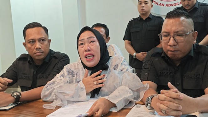 Susilawati alias Bunda Dor-dor saat bercerita dihadapan awak media.