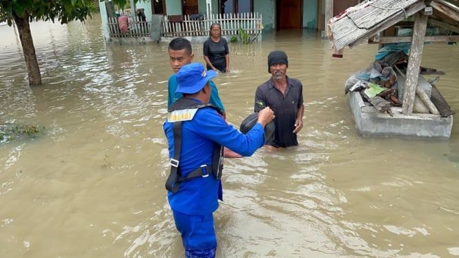 Petugas gabungan evakuasi warga terdampak banjir.