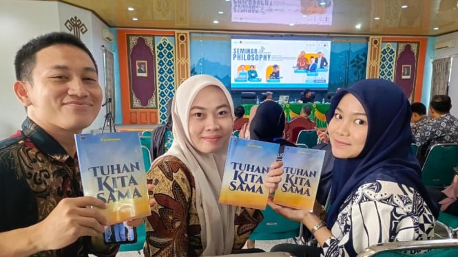 Mahasiswa UIN dapat "Buku Tuhan Kita Sama", Ken Setiawan.