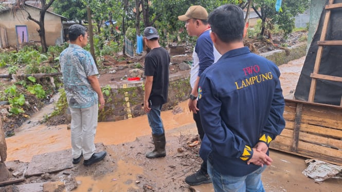 IWO Lampung dan ASDP meninjau lokasi terdampak banjir.