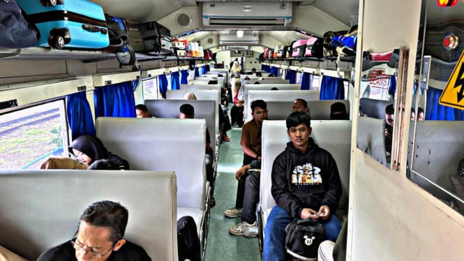 Suasana dalam kereta di Stasiun Tanjungkarang