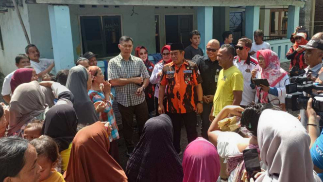 Rycko Menoza berikan bantuan kepada warga terdampak banjir