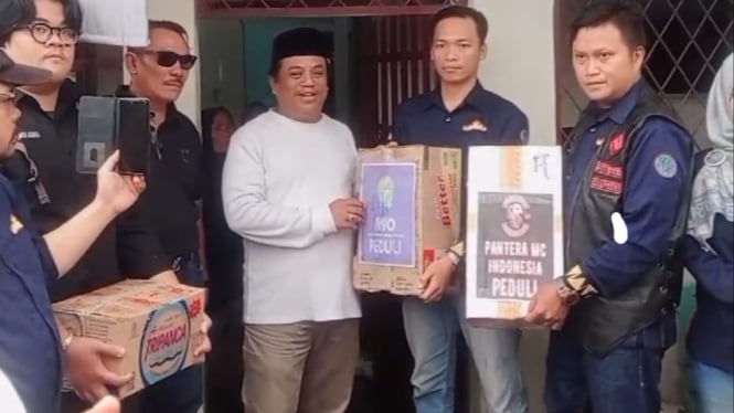 Penyaluran bantuan ke warga terdampak banjir di Bandar Lampung.