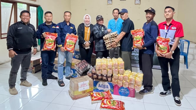 Penyerahan bantuan ke korban terdampak banjir di Bandar Lampung.