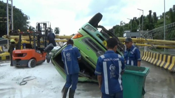 Truk bermuatan sagu terbalik di Pelabuhan Bakauheni, Lampung.