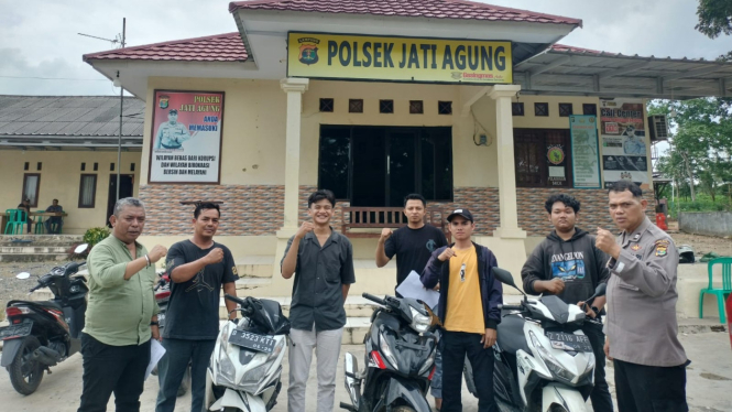 Polsek Jati Agung kembalikan Motor yang ditemukan di semak-semak.