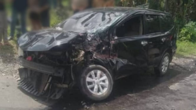 Mobil ringsek ditabrak kereta api di Pesawaran, Lampung.