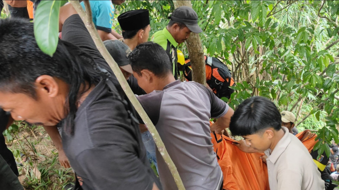 Tim SAR Gabungan evakuasi pemancing tewas.