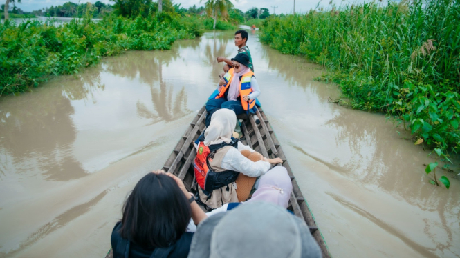 Wagub Jihan saat menaiki sampan menuju lokasi