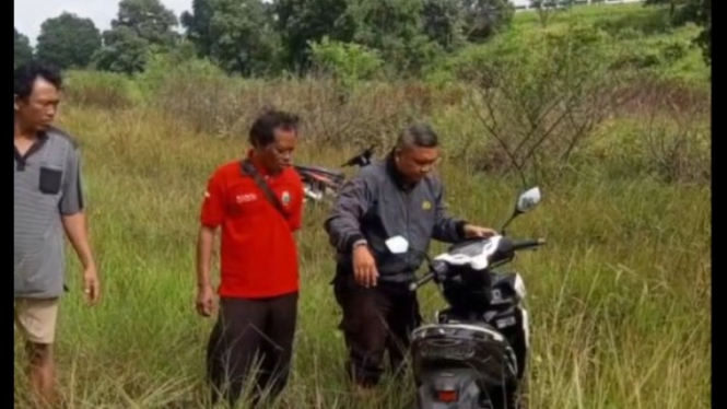 Polisi dan warga menemukan motor curian di semak-semak.