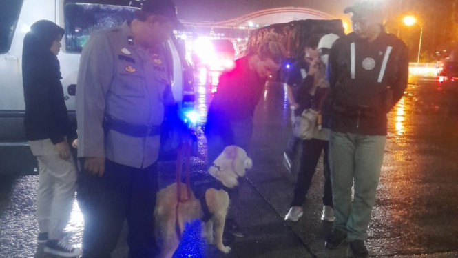 Polisi perangi narkoba dengan bntuan anjing pelacak K-9