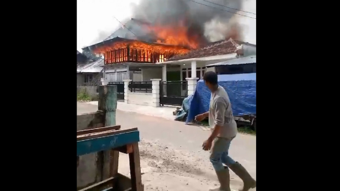 Kebakaran rumah di Fajar Bulan, Kabupaten Lampung Barat.