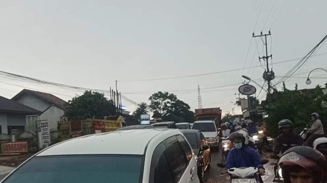 Kemacetan akibat banjir di Jalan Ahmad Yani, Kabupaten Pesawaran.
