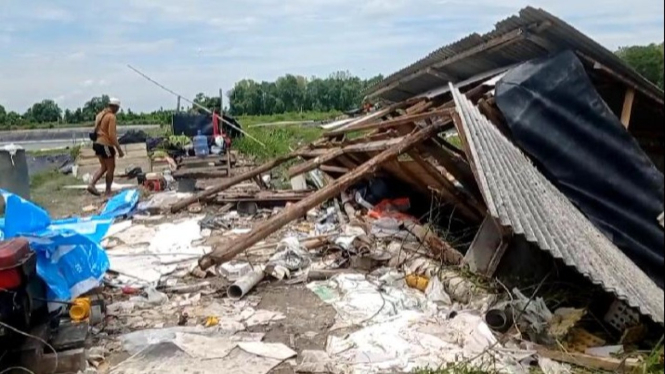 Rumah warga di Lampung Timur rusak diterjang angin puting beliung.