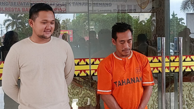 Tersangka AP saat dihadirkan saat konferensi pers