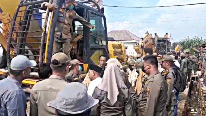 Para warga hadang Ekskavator