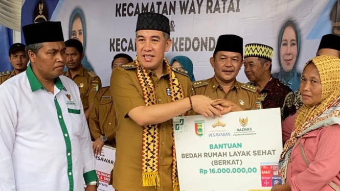 Bupati Dendi berikan bantuan bedah rumah layak saat musrenbang.