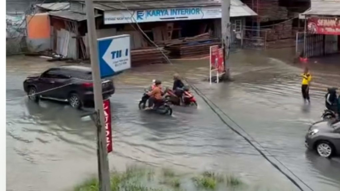 Kondisi Terkini Air Masih Naik ke Permukaan Jalan di Way Kandis.