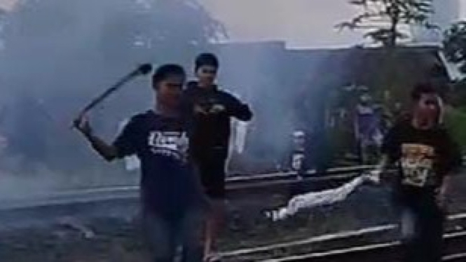 Tangkap layar perang sarung remaja dan petasan di jalur kereta api.