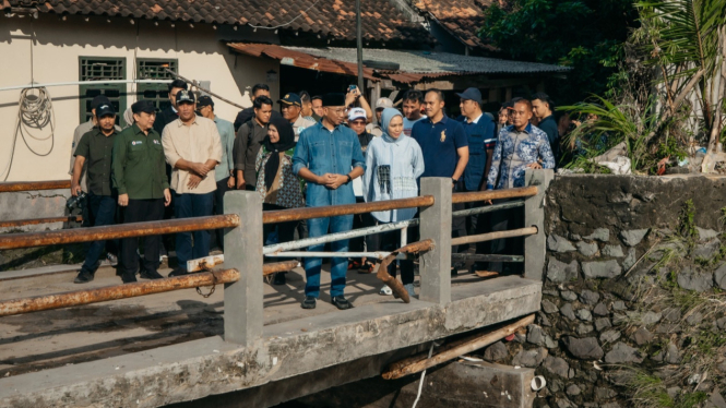 Gubernur Lampung meninjau langsung wilayah terdampak banjir.