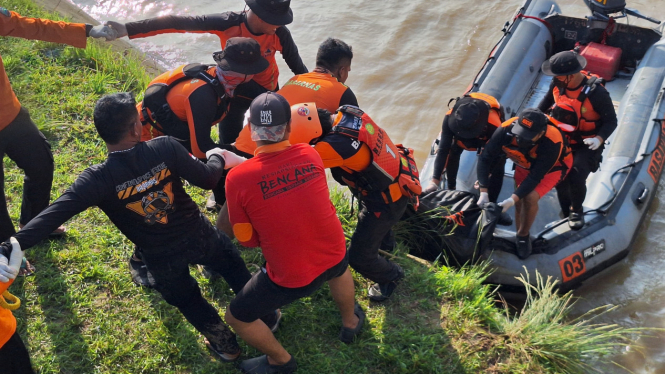 Tim SAR gabungan evakuasi pemancing tewas tenggelam.