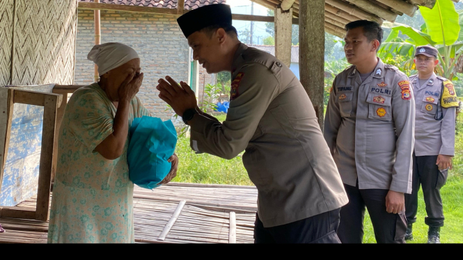 Polsek Penengahan membagikan sembako ke masyarakat.