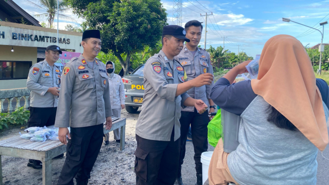 Polsek Penengahan berbagi takjil gratis ke pengendara sepeda motor.