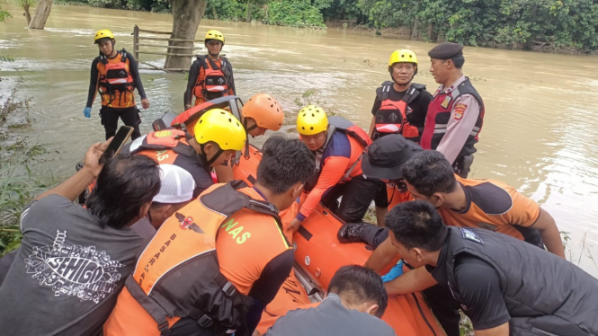 Petugas evakuasi korban tenggelam di Sungai Way Pengubuan.