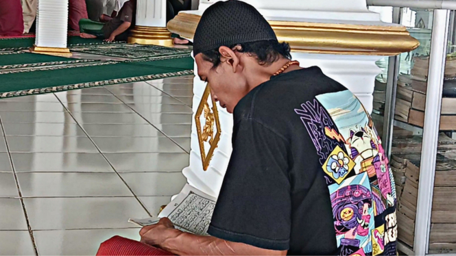 Salah satu narapidana sedang membaca Alquran