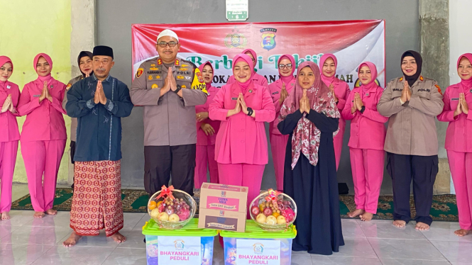 Polres Lampung Selatan berbagi takjil di pondok pesantren.
