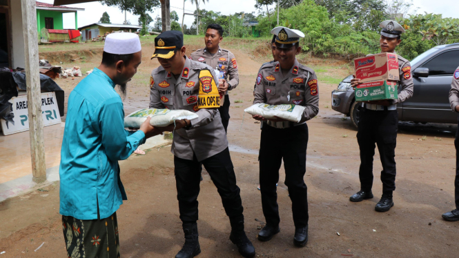 Polres Lampung Barat berikan bantuan sosial