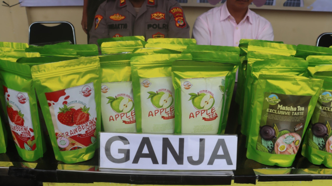 Ganja dalam kemasan teh.