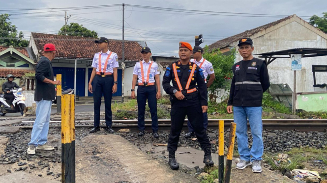 Petugas KAI melakukan pengecekan