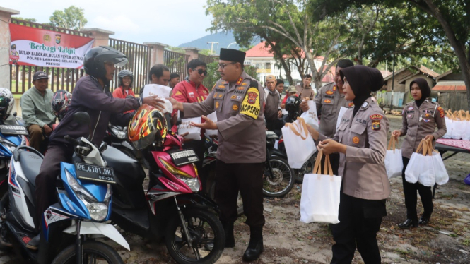 Kapolres Lampung Selatan berbagi takjil di bulan ramadhan.