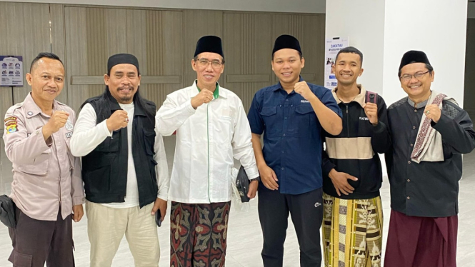 Prof. Dr. Alamsyah bersama jemaah di Masjid Raya Al Bakrie Lampung.