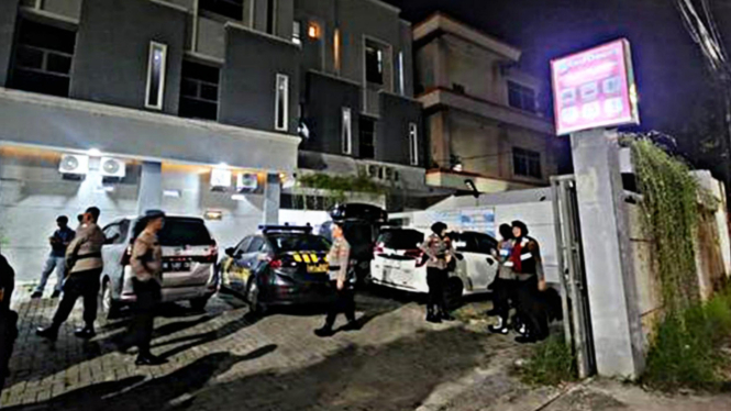 Polisi di salah satu penginapan