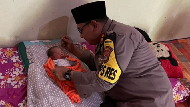 Kapolres Lampung Selatan, AKBP Yusriandi Yusrin kunjungi bayi.
