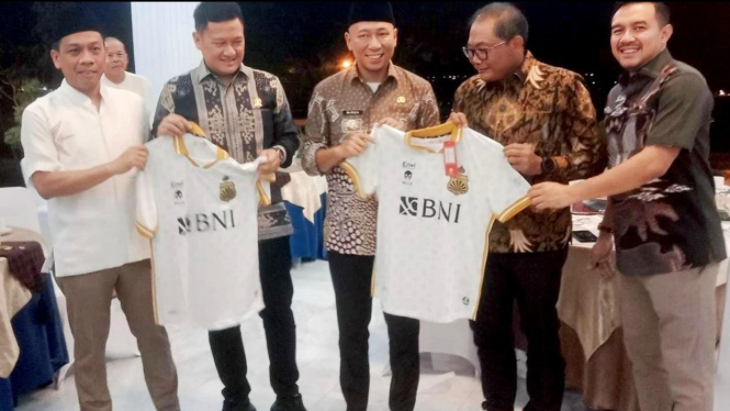 Gubernur Lampung Rahmat Mirzani bersama Pengurus Bhayangkara FC.