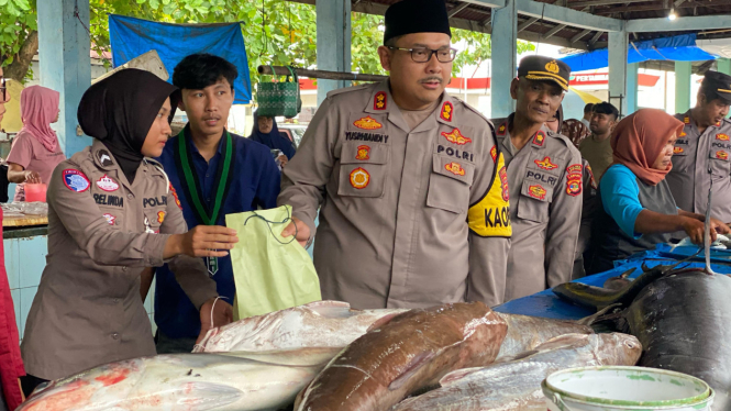 Kapolres Lampung Selatan berbagi takjil dengan nelayan.