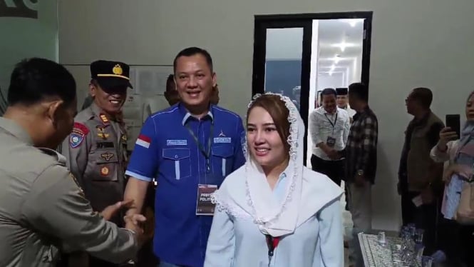 Elin Septiani, bersama suaminya Aries Sandi datang ke KPU.