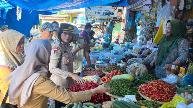 Kapolres Pesawaran mengecek harga sembako jelang Idul Fitri.