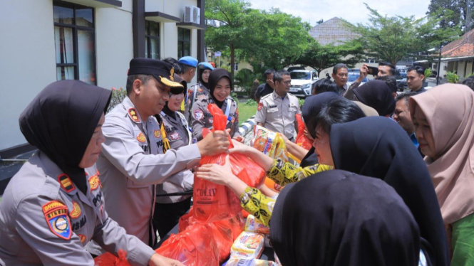 Polres Metro menggelar Pasar Ramadhan.
