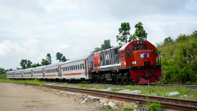 KA Rajabasa relasi Tanjungkarang – Kertapati.