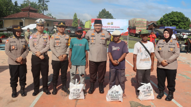 Polres Lampung Selatan gelar bakti sosial ke tukang becak.