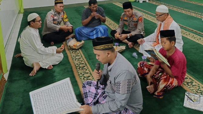 suasana tadurusan di masjid.